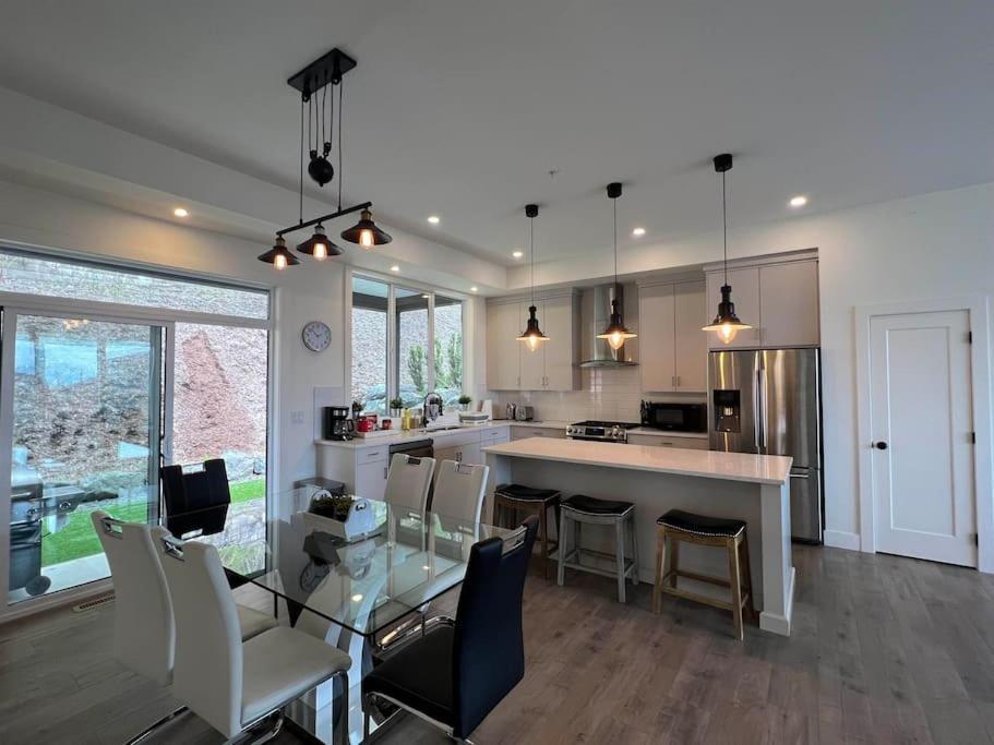 Mountain Retreat With Views, Hot Tub, Games & Ac Chilliwack Exterior foto